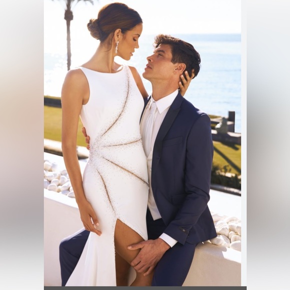 Pronovias Alaia is a striking crepe wedding dress featuring linear beading. - Picture 4 of 11